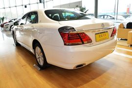 2012款丰田皇冠V6