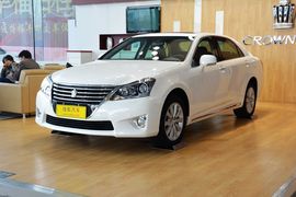 2012款丰田皇冠V6