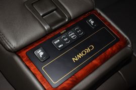 2012款丰田皇冠V6