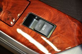2012款丰田皇冠V6