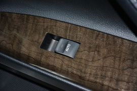 2013款丰田锐志2.5V尚锐导航版