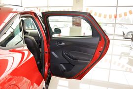 2012款福特福克斯三厢1.6L自动风尚型