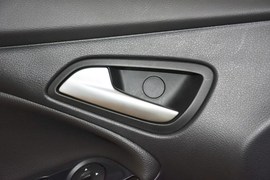2012款福特福克斯三厢1.6L自动风尚型