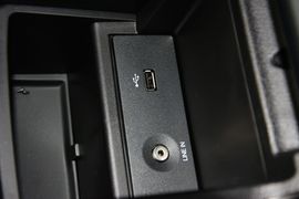 2012款福特福克斯三厢1.6L自动风尚型