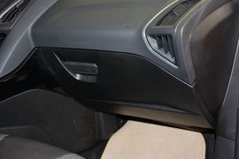 2012款福特福克斯三厢1.6L自动风尚型