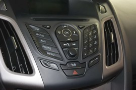 2012款福特福克斯三厢1.6L自动风尚型