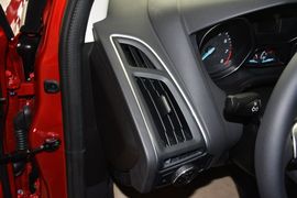 2012款福特福克斯三厢1.6L自动风尚型
