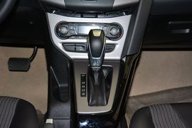 2012款福特福克斯三厢1.6L自动风尚型