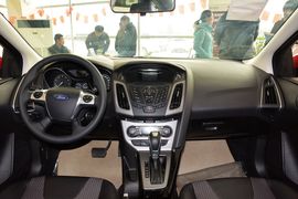 2012款福特福克斯三厢1.6L自动风尚型