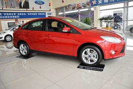 2012款福特福克斯三厢1.6L自动风尚型