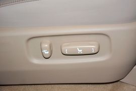 2012款丰田兰德酷路泽4.0L自动VX