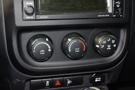 2014款Jeep自由客2.0L运动增强版