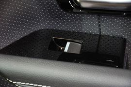 2015款路虎揽胜极光2.0T倾橙限量版