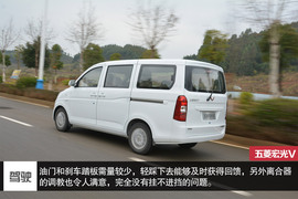 试驾上汽通用首款前置后驱微客五菱荣光V