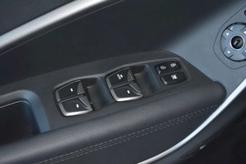 2013款现代全新胜达2.0T自动两驱尊贵型