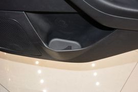 2012款福特福克斯两厢1.6L手自一体风尚型