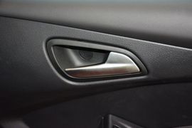 2012款福特福克斯两厢1.6L手自一体风尚型