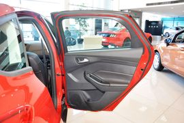 2012款福特福克斯两厢1.6L手自一体风尚型