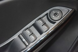 2012款福特福克斯两厢1.6L手自一体风尚型
