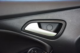 2012款福特福克斯两厢1.6L手自一体风尚型