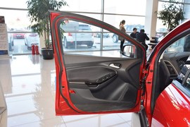 2012款福特福克斯两厢1.6L手自一体风尚型