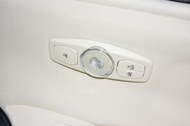 2012款福特福克斯两厢1.6L手自一体风尚型
