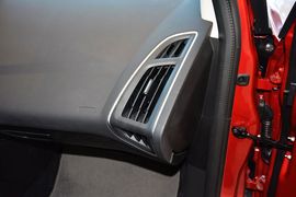 2012款福特福克斯两厢1.6L手自一体风尚型