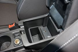 2012款福特福克斯两厢1.6L手自一体风尚型