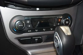 2012款福特福克斯两厢1.6L手自一体风尚型