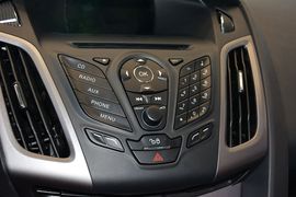 2012款福特福克斯两厢1.6L手自一体风尚型