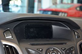 2012款福特福克斯两厢1.6L手自一体风尚型