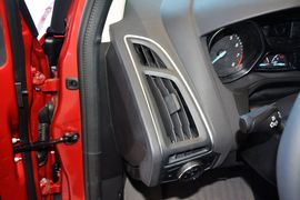 2012款福特福克斯两厢1.6L手自一体风尚型