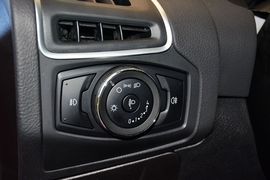 2012款福特福克斯两厢1.6L手自一体风尚型