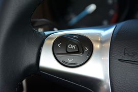 2012款福特福克斯两厢1.6L手自一体风尚型
