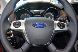 2012款福特福克斯两厢1.6L手自一体风尚型