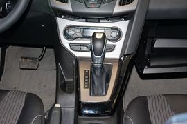 2012款福特福克斯两厢1.6L手自一体风尚型