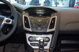 2012款福特福克斯两厢1.6L手自一体风尚型