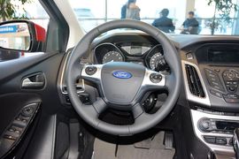 2012款福特福克斯两厢1.6L手自一体风尚型