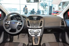 2012款福特福克斯两厢1.6L手自一体风尚型