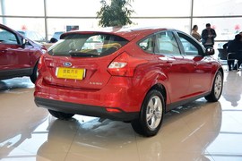 2012款福特福克斯两厢1.6L手自一体风尚型