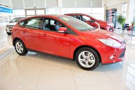 2012款福特福克斯两厢1.6L手自一体风尚型