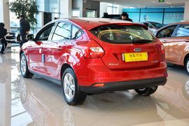 2012款福特福克斯两厢1.6L手自一体风尚型
