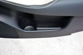 2015款丰田皇冠2.5L时尚版