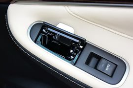 2015款丰田皇冠2.5L时尚版