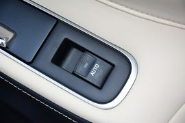 2015款丰田皇冠2.5L时尚版