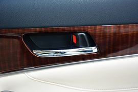 2015款丰田皇冠2.5L时尚版