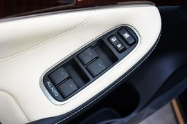 2015款丰田皇冠2.5L时尚版