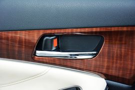 2015款丰田皇冠2.5L时尚版