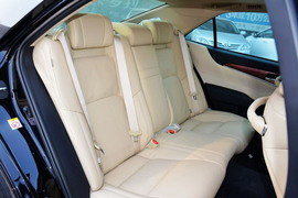 2015款丰田皇冠2.5L时尚版