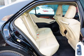 2015款丰田皇冠2.5L时尚版